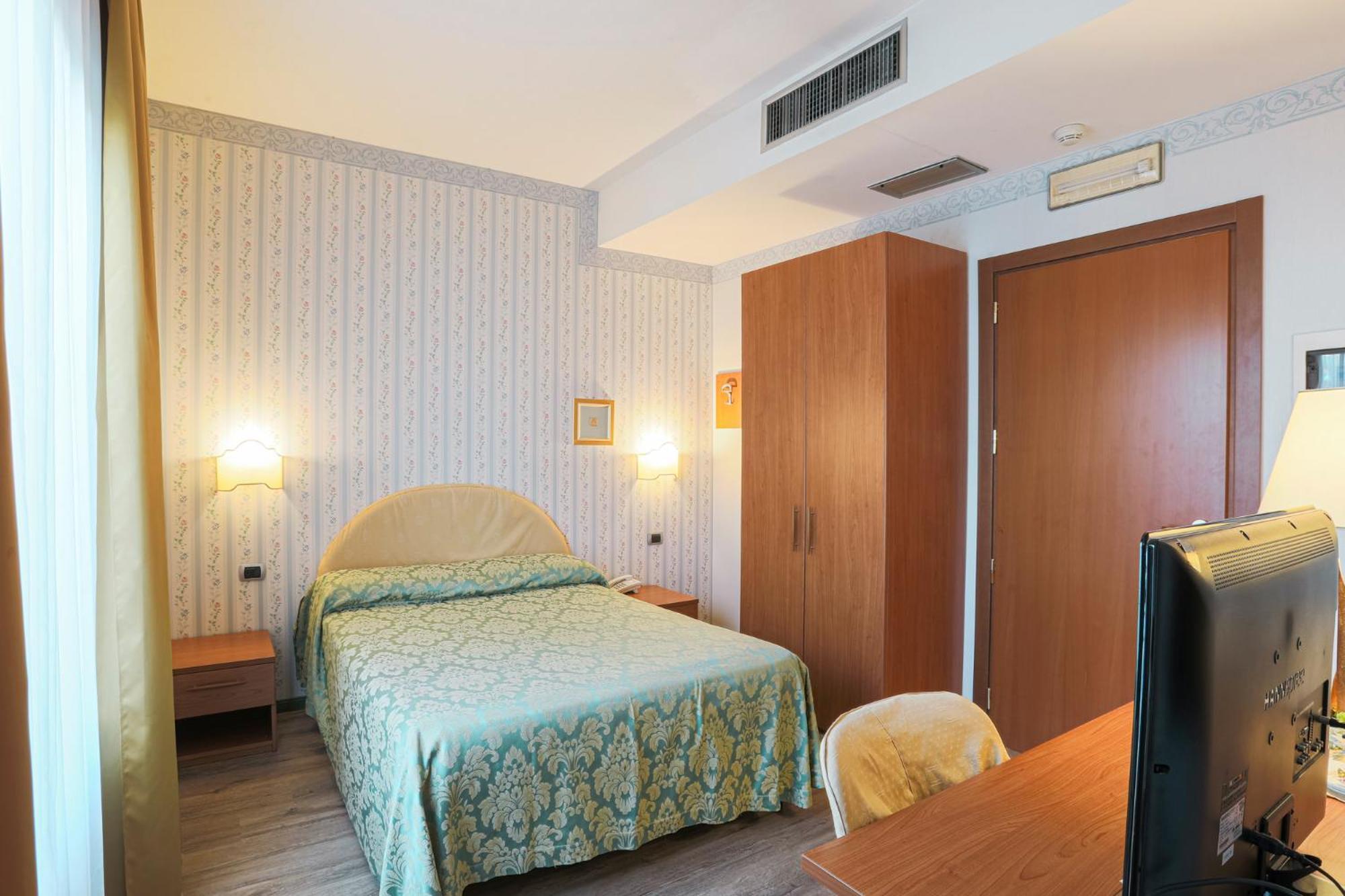 Hotel Ristorante La Lanterna Castelnuovo di Garfagnana Dış mekan fotoğraf